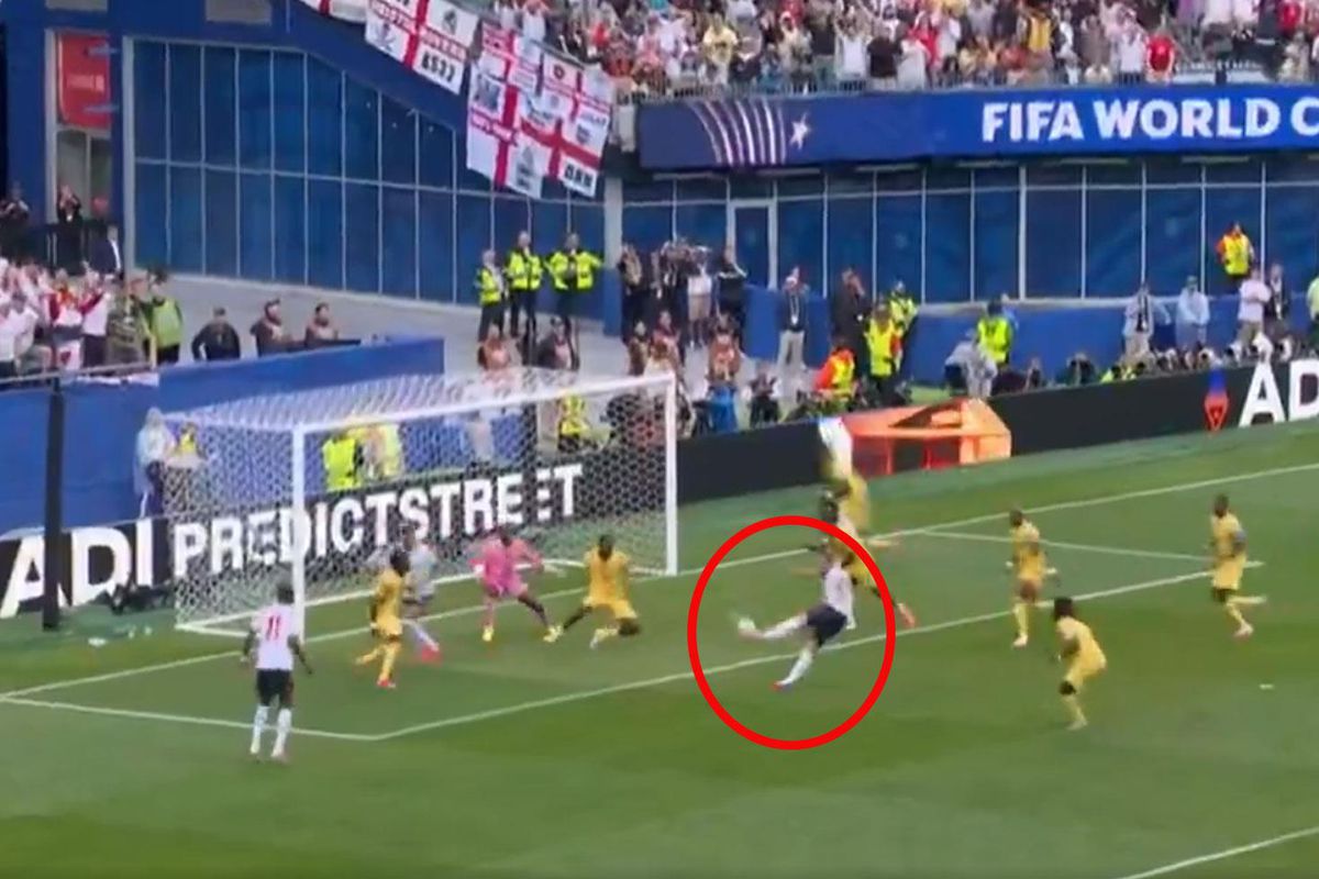 FIFA 2026 Dünya Kupası L Grubu maçında İngiltere oyuncusu Harry Kane topa vururken.