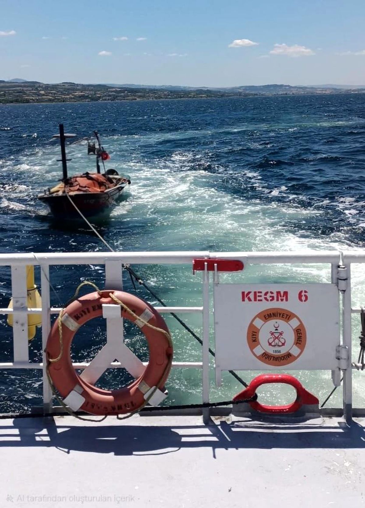 Çanakkale Boğazı'nda sürüklenen tekne kurtarıldı