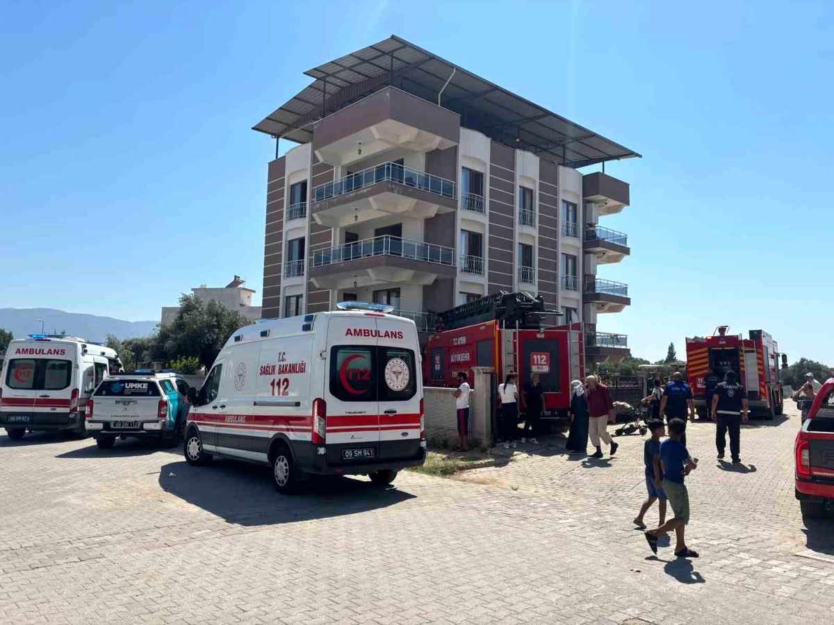 Çatıdaki kartonlar alev aldı, 4 kişi dumandan etkilendi