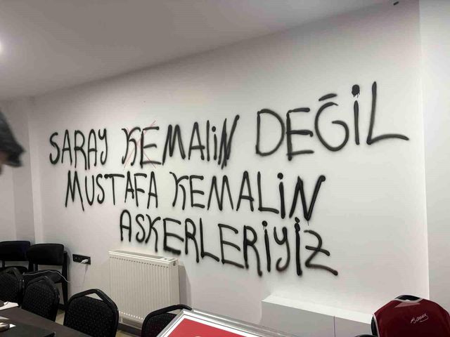 chp kayseri il baskanligi binasinin duvarlari 3 19982567 o