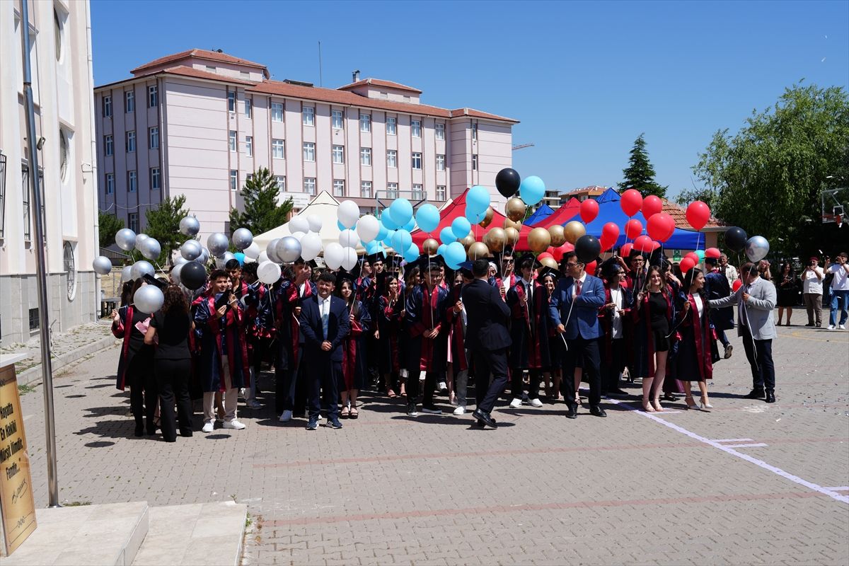 Çubuk Fen Lisesi'nde 90 öğrenci mezuniyet sevinci yaşadı