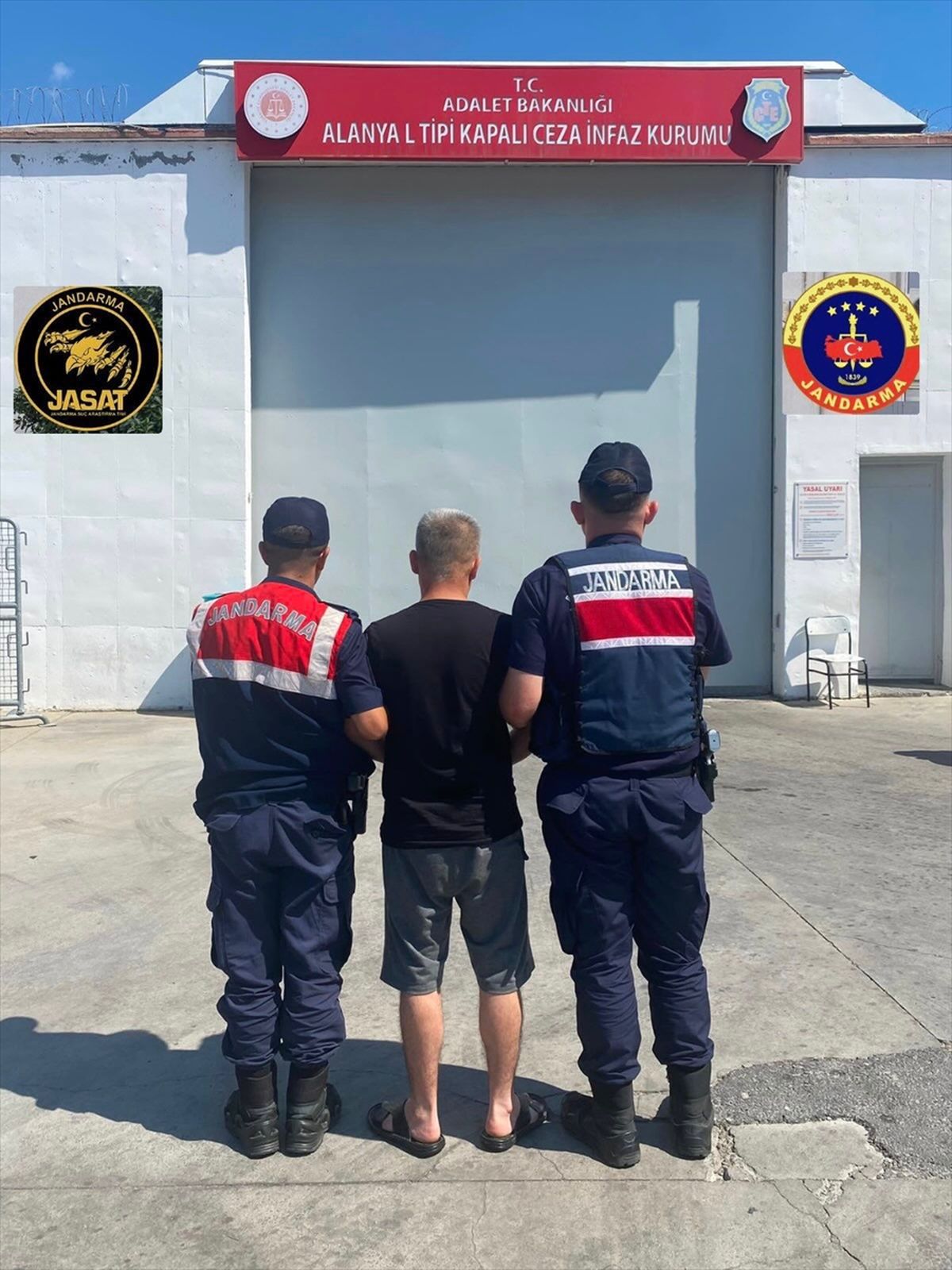 Alanya'da 23 yıl hapis cezasıyla aranan firari yakalandı