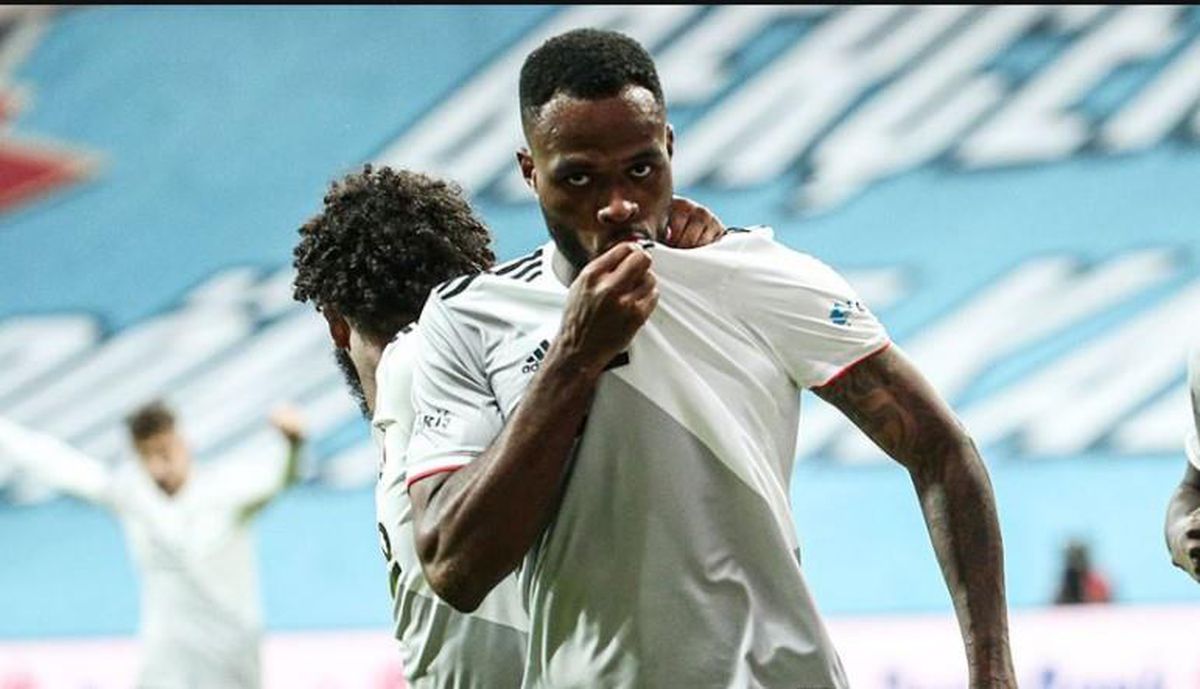 Kanadalı futbolcu Cyle Larin sahada