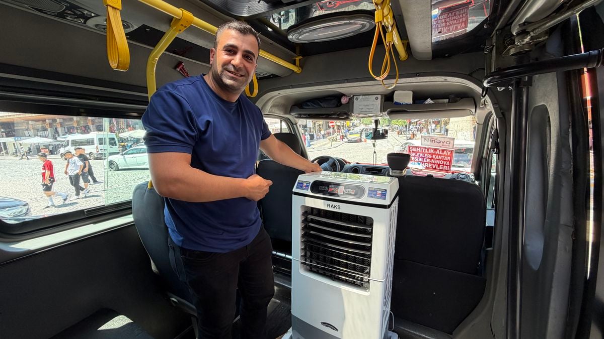 Diyarbakır sıcağında, minibüsüne kurduğu 'sulu klima' ile yolcularını serinletiyor