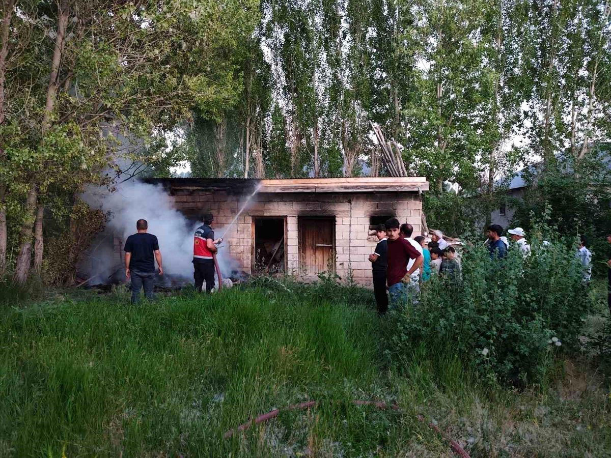 Erciş'te odunluk yangını