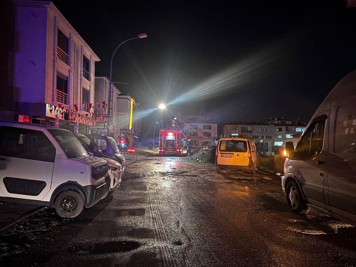 Erzincan'da bir inşaat sahasında doğal gaz sızıntısı sonrası ekiplerin çalışması.