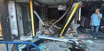 Fatih'te kontrolden çıkan otomobil 2 iş yerine girdi