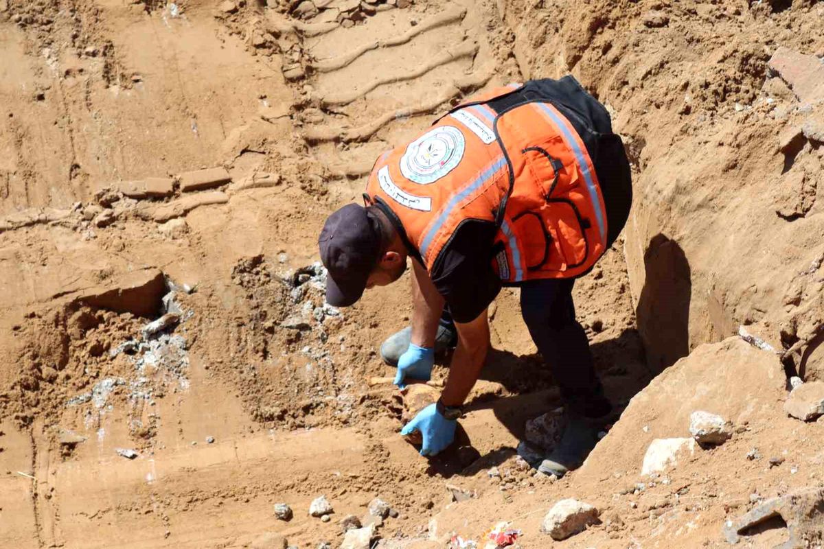 Gazze'deki mezarlıkta onlarca insan kalıntısı çıkarıldı