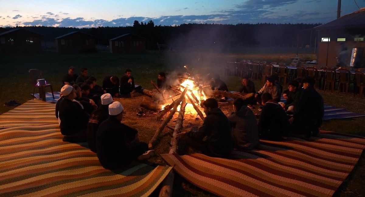 Erzincan'ın Refahiye ilçesindeki Dumanlı Yaylası'nda düzenlenen izcilik kampında gençler doğa ile iç içe.