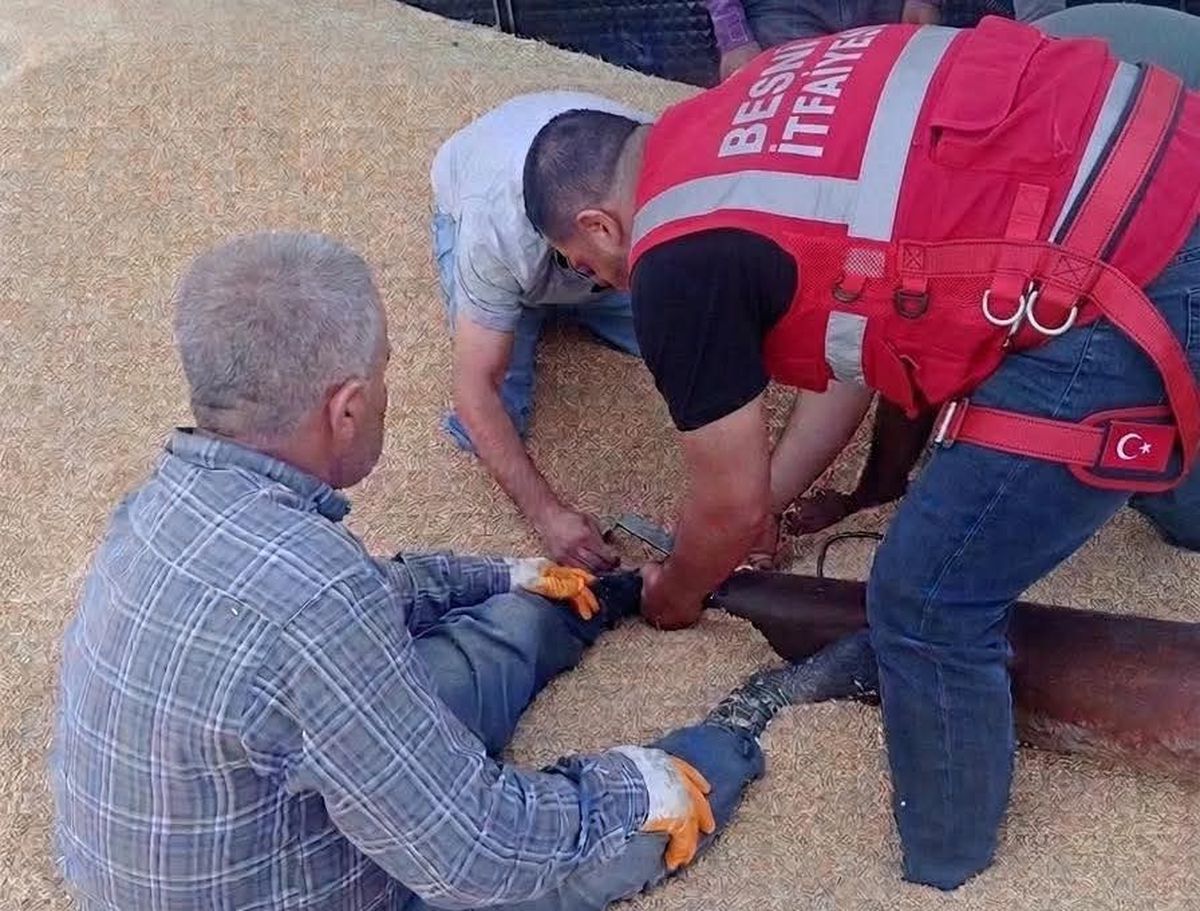 Besni'de çiftçi helezon makinesine sıkıştı