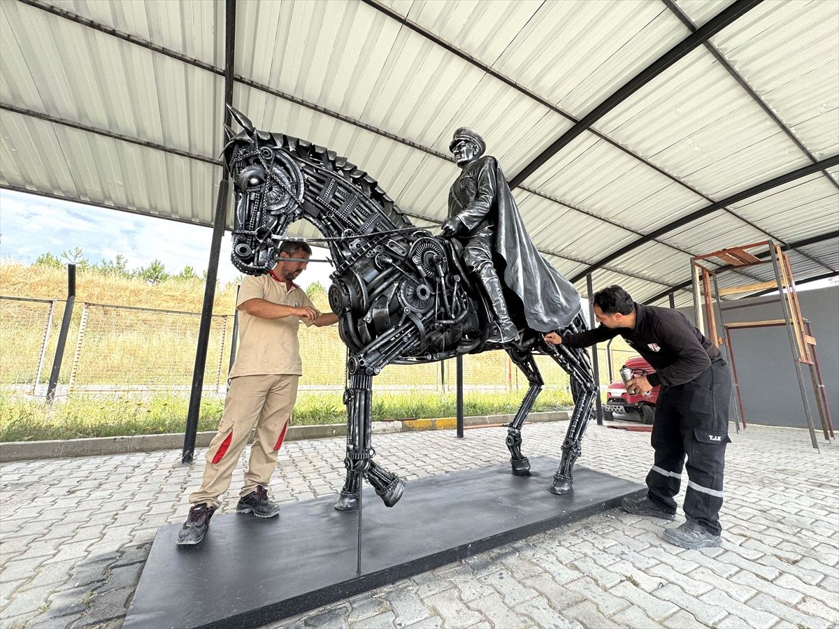Hipodromda kullanılmayan metaller Gazi Koşusu Anıtı ve Atatürk heykeline dönüştü