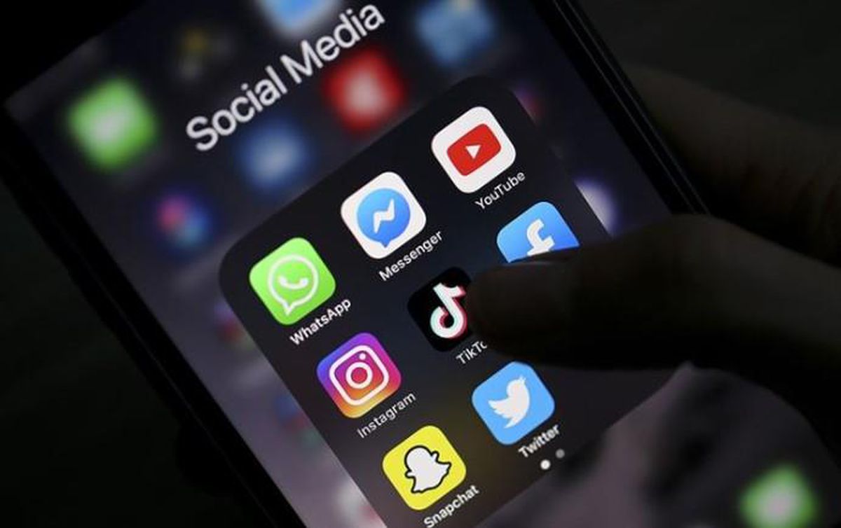 İnternet ve sosyal medya ikonları ile bağlantı sorunu temalı görsel.