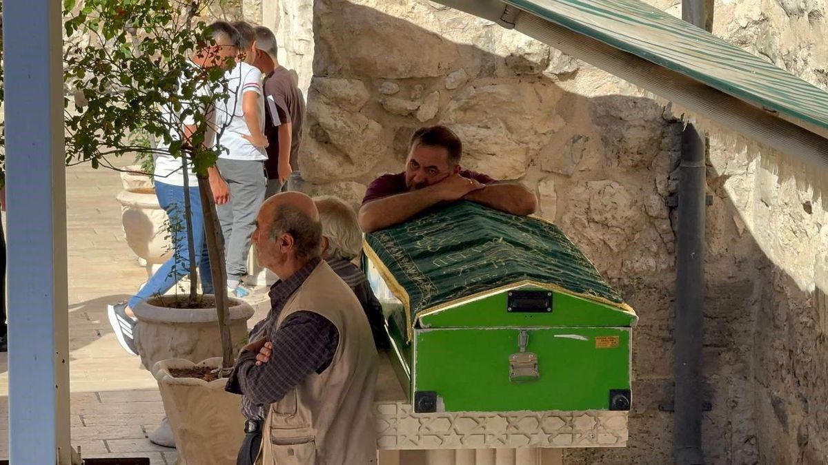 Eğirdir'de park halindeki araçta ölü bulunan gençlerin cenazeleri kaldırıldı.