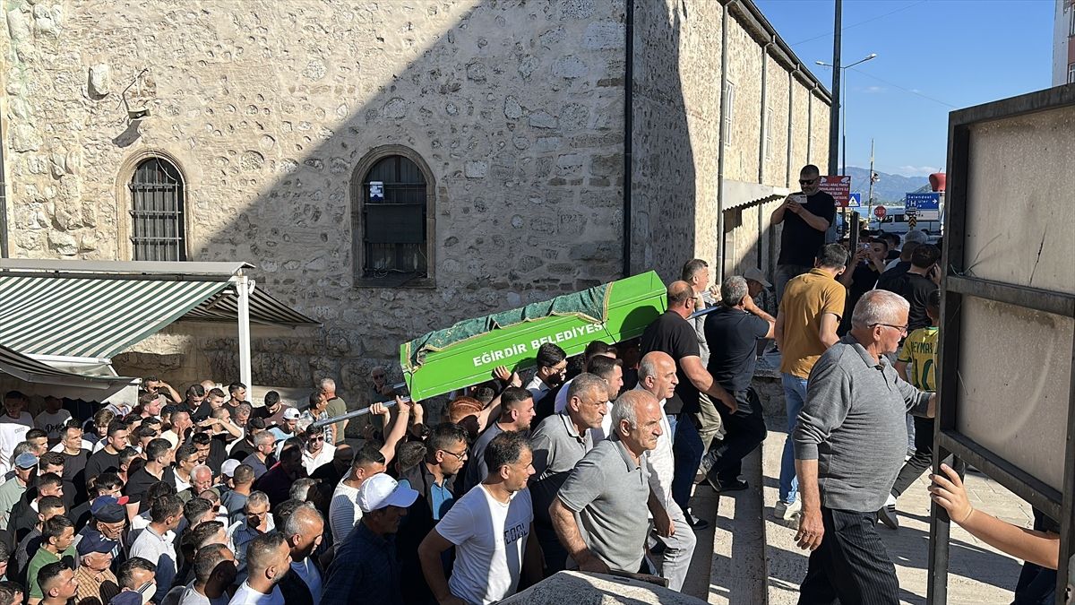 Isparta'da park halindeki araçta ölü bulunan iki gencin cenazeleri toprağa verildi