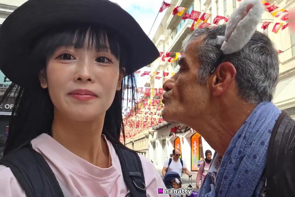 Taksim'de skandal görüntü! Japon yayıncıyı rahatsız etti, esnaf müdahale etti