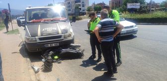 İzmir'de kamyonetle çarpışan motosikletteki 2 kişi yaralandı