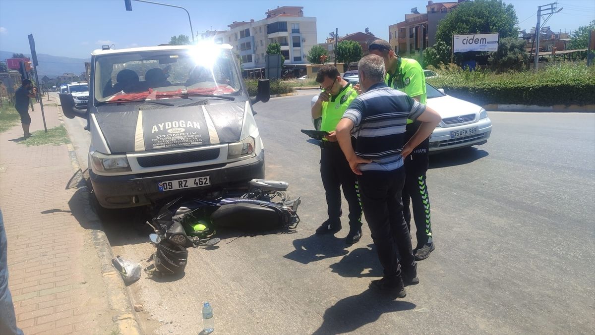 İzmir'de kamyonetle çarpışan motosikletteki 2 kişi yaralandı
