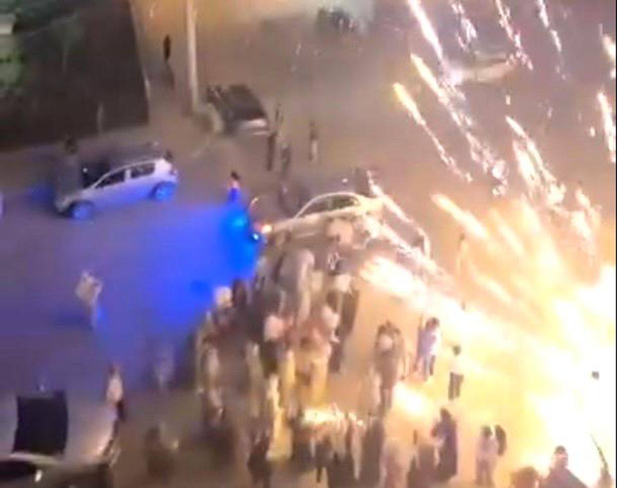 İzmir'de bir nişan töreninde havai fişeklerin davetlilerin üzerine ateşlendiği an.