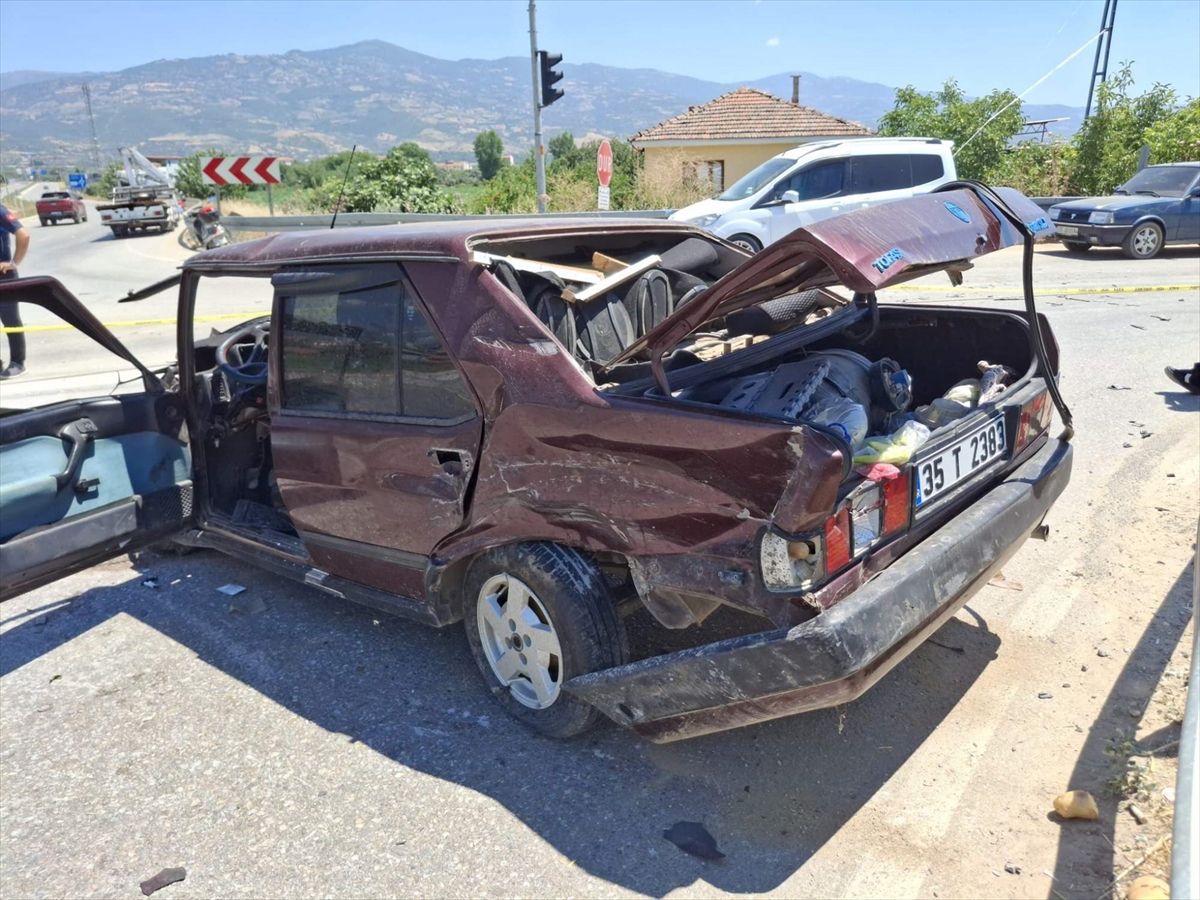 İzmir'de su tankeri ile çarpışan otomobilin sürücüsü ağır yaralandı