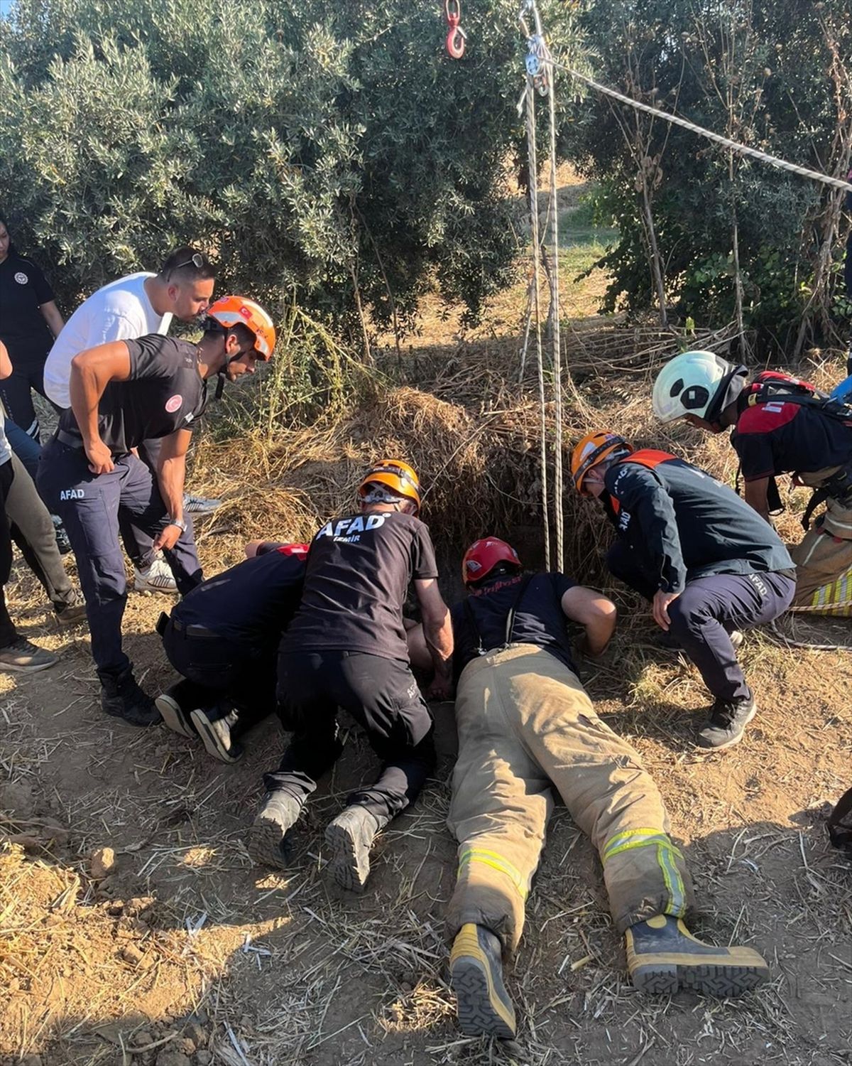 İzmir'de yaklaşık 20 metre derinliğindeki kuyuya düşen kişi kurtarıldı