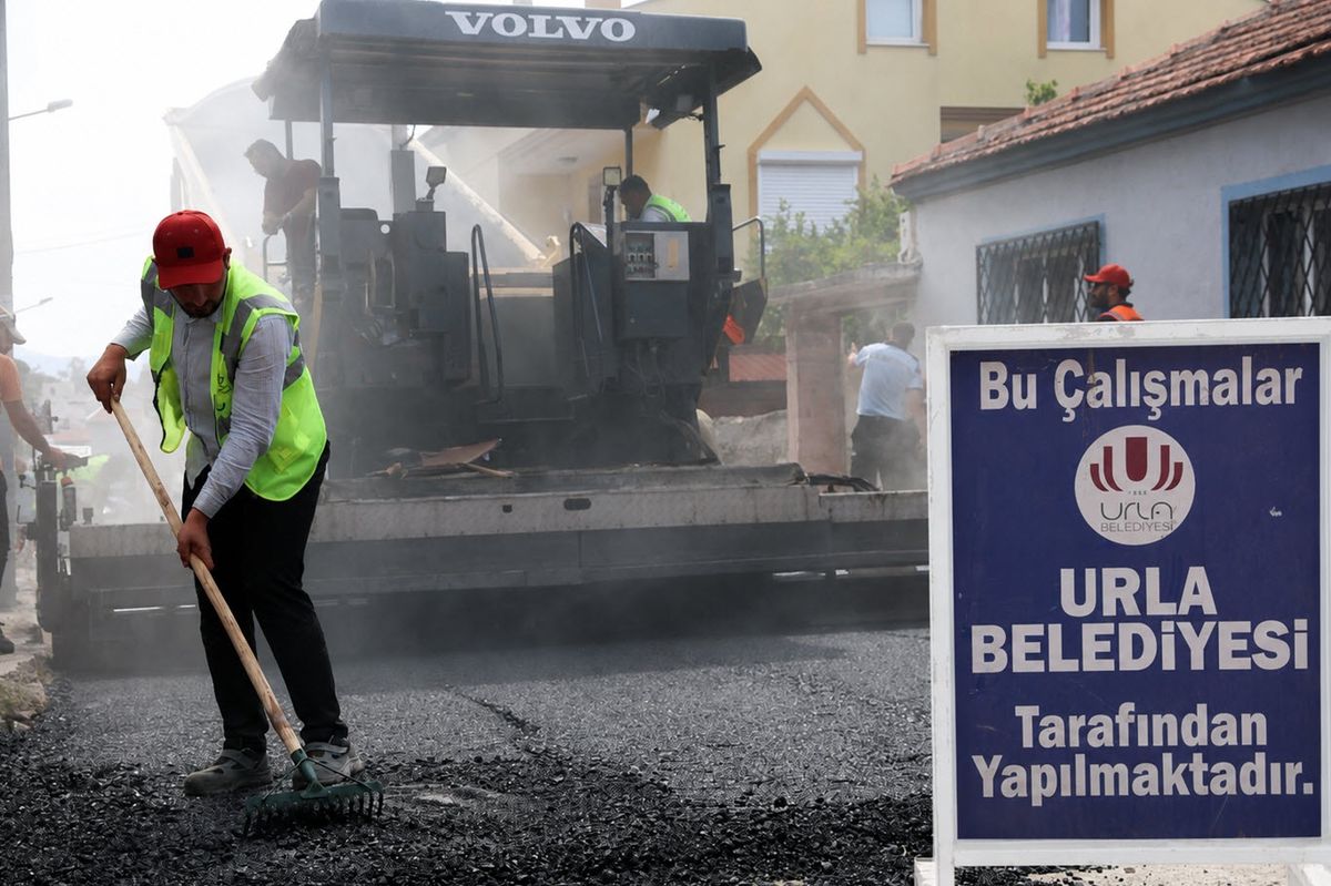 Urla'da 150 Milyon TL'lik Asfalt Seferberliği: 50 Bin Ton Sıcak Asfalt Serilecek