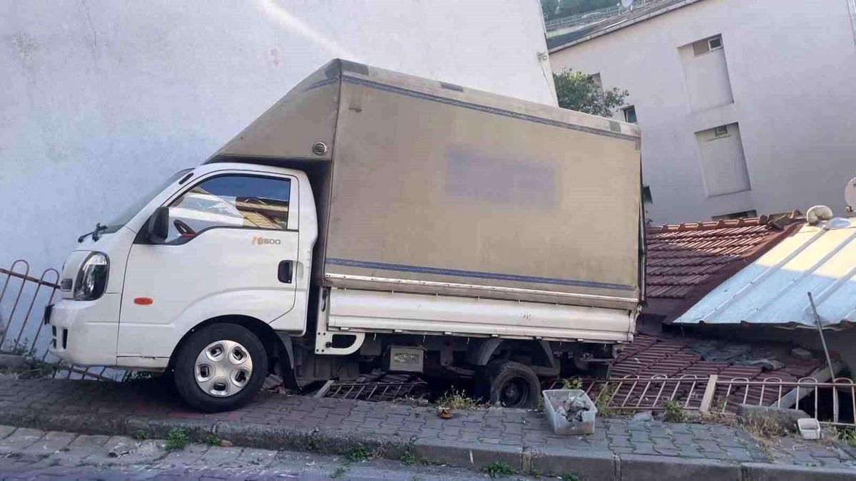 Kağıthane'de geri kayan kamyonet evin çatısına düştü