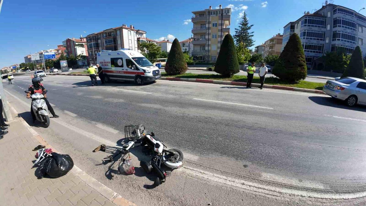 Karaman'da elektrikli bisiklet ile otomobilin çarpıştığı kaza yerinden genel görünüm.