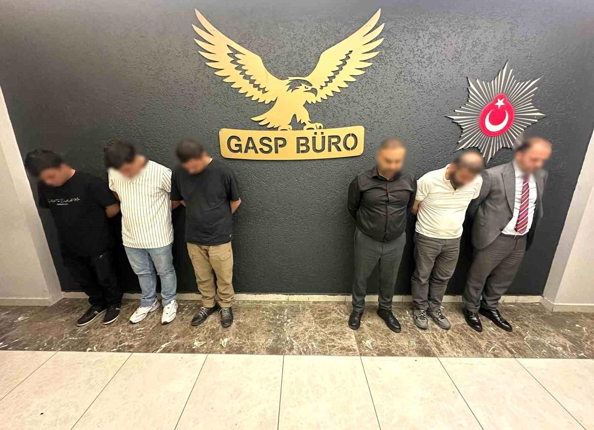 Afyonkarahisar'da sahte başkanlık iddiasıyla gözaltına alınan şahıslar adliyeye sevk ediliyor.