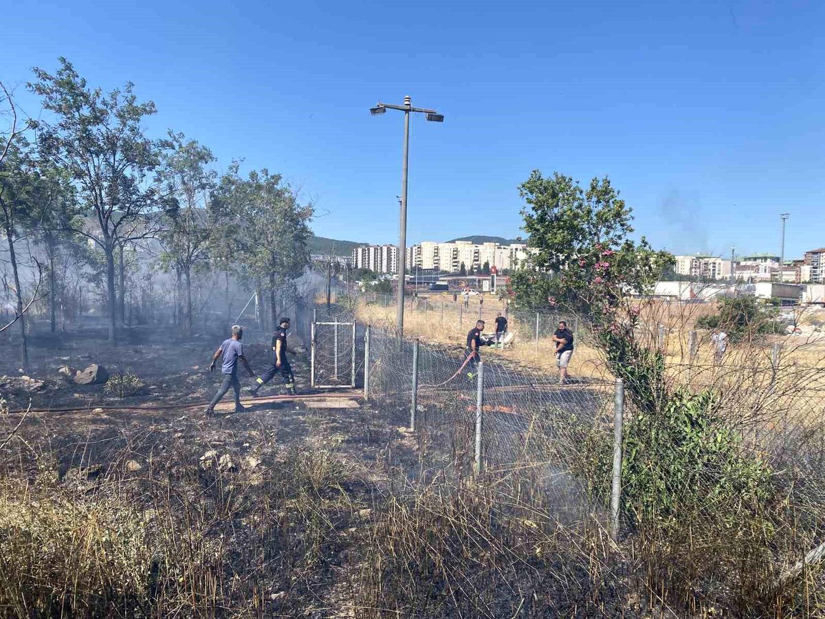 Kocaeli'de saman yüklü tırın römorkunda çıkan yangın mahalleyi sardı