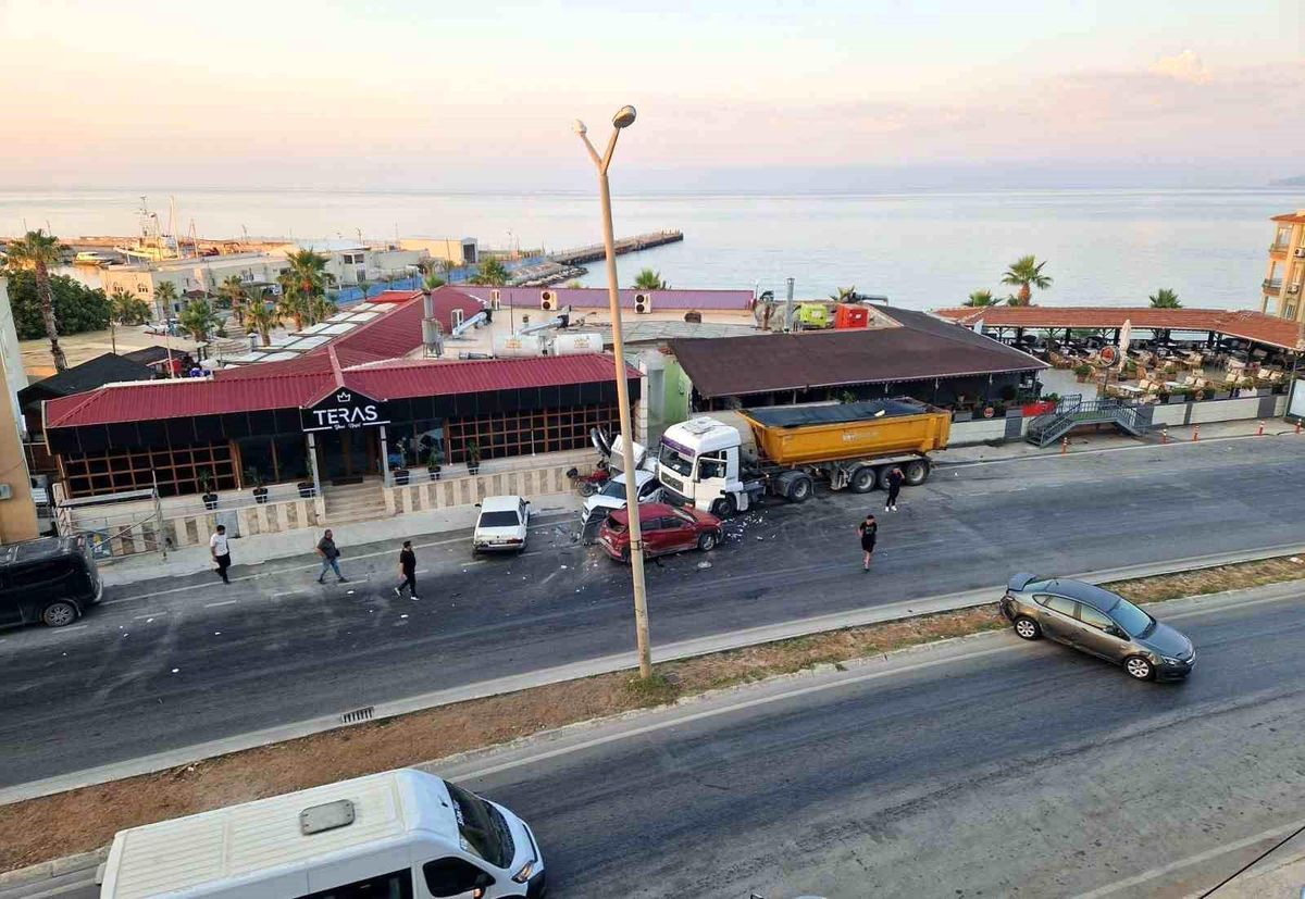Kontrolden çıkan kamyon, park halindeki araçları biçti