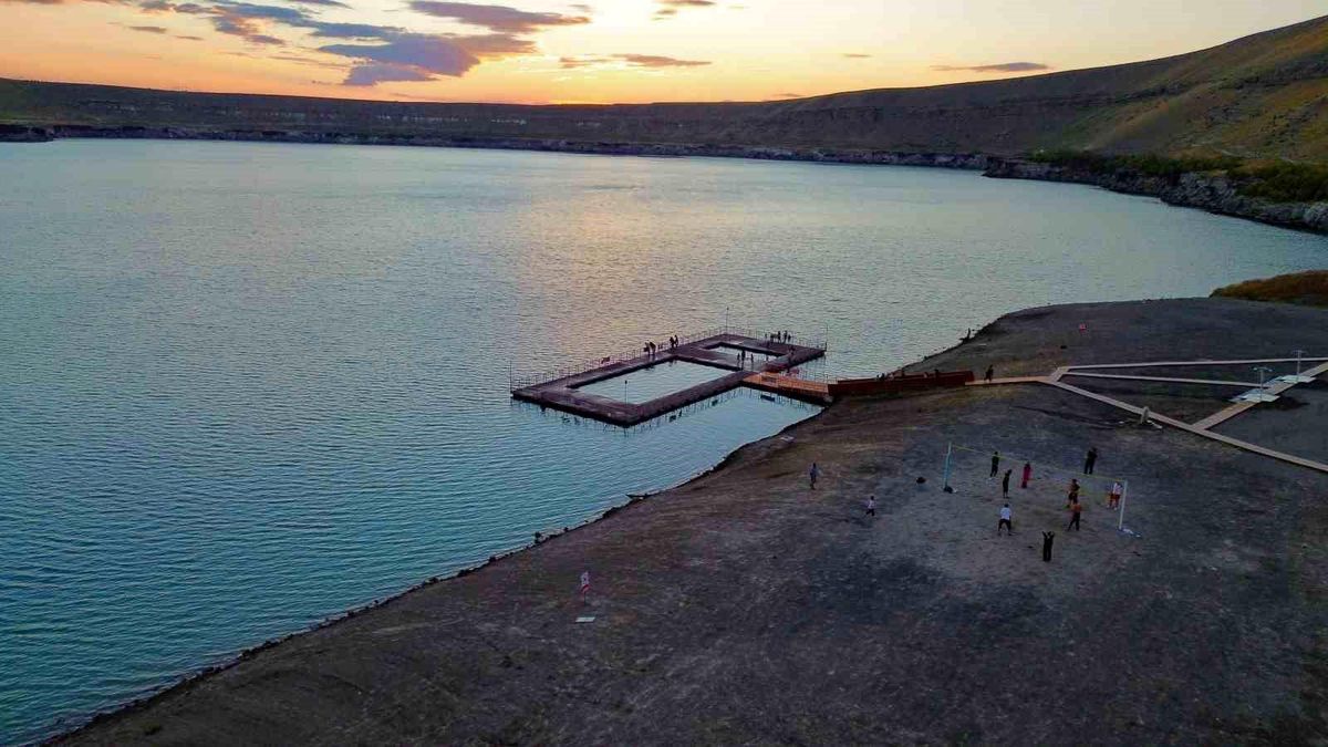Konya'nın doğal plajlarından Acıgöl ilgi çekiyor