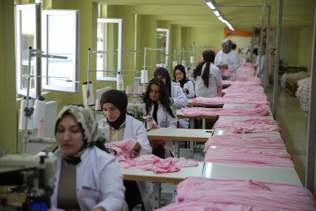 Kovid-19 döneminde sağlıkçılara maske diken kadınlar şimdi ihracat için pijama üretiyor