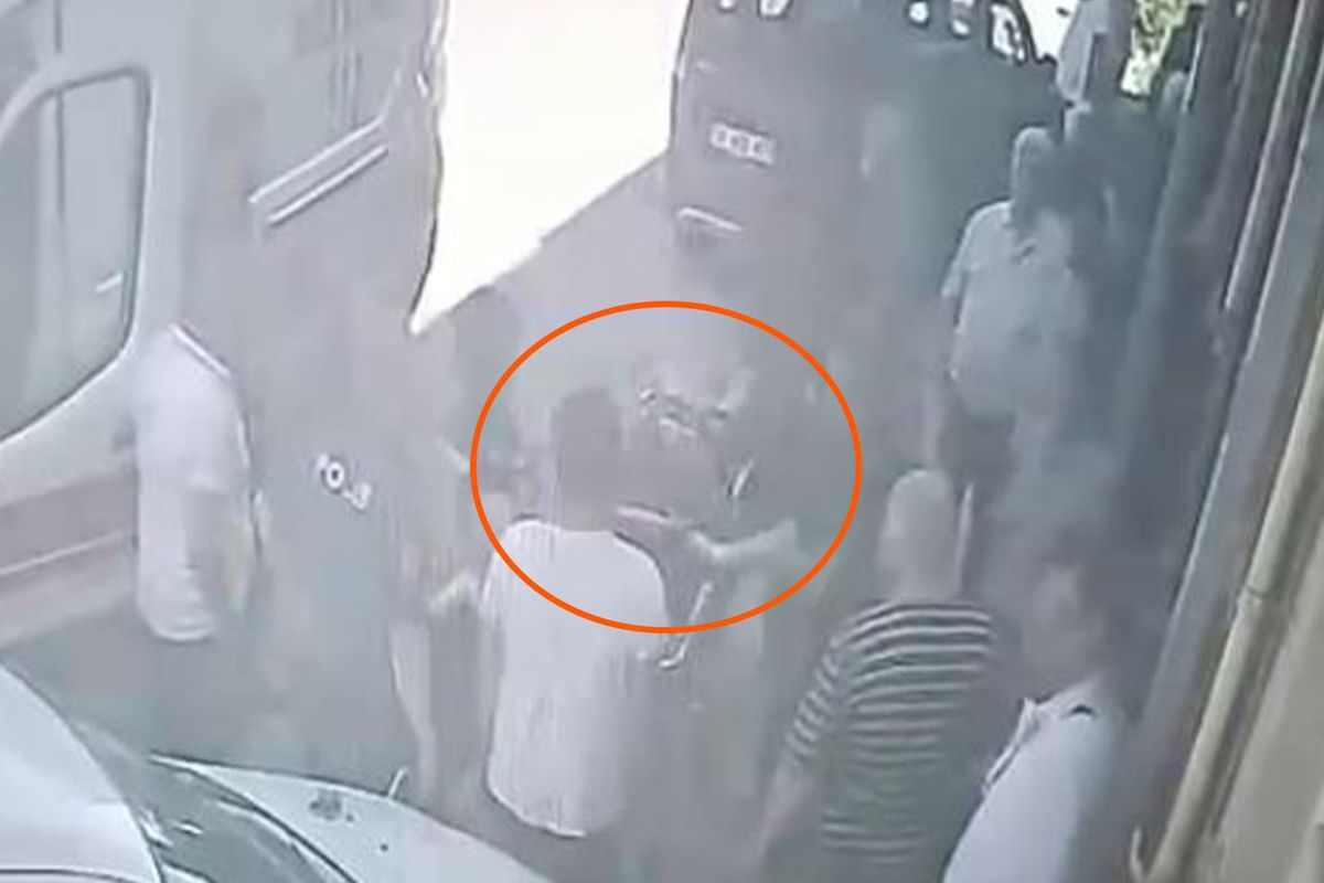 Krikodan düşen aracın altında kalan kaporta ustası yaralandı