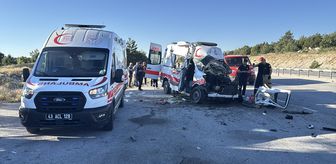 Kütahya'da ambulansın iki tıra çarptığı kazada 1 kişi öldü, 4 kişi yaralandı