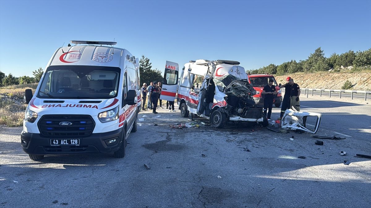 Kütahya'da ambulansın iki tıra çarptığı kazada 1 kişi öldü, 4 kişi yaralandı