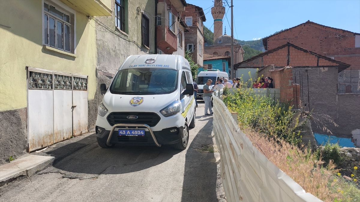 Kütahya'da bir kadın, oğluyla yaşadığı evde ölü bulundu