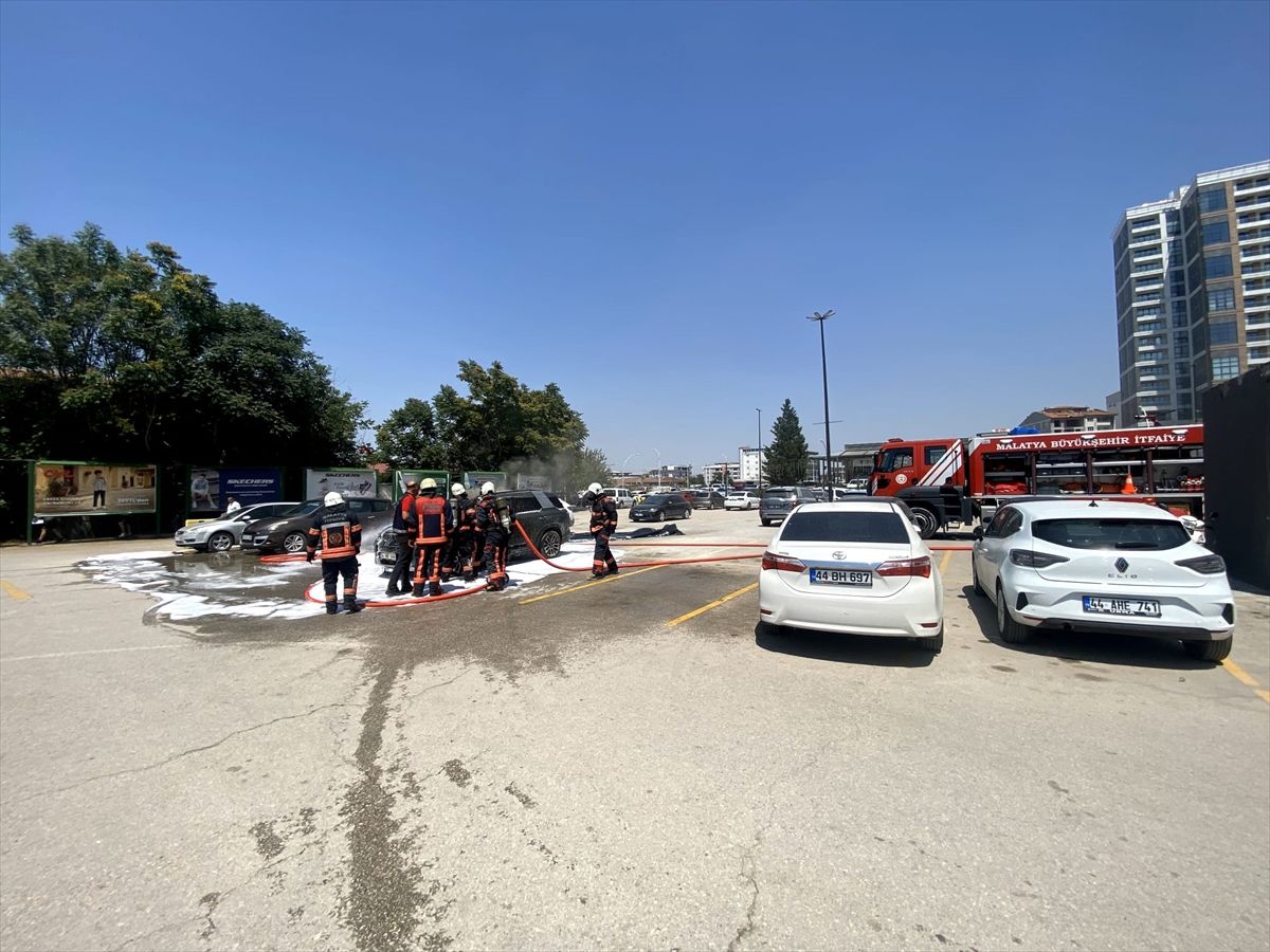 Malatya'da park halindeki otomobil yandı