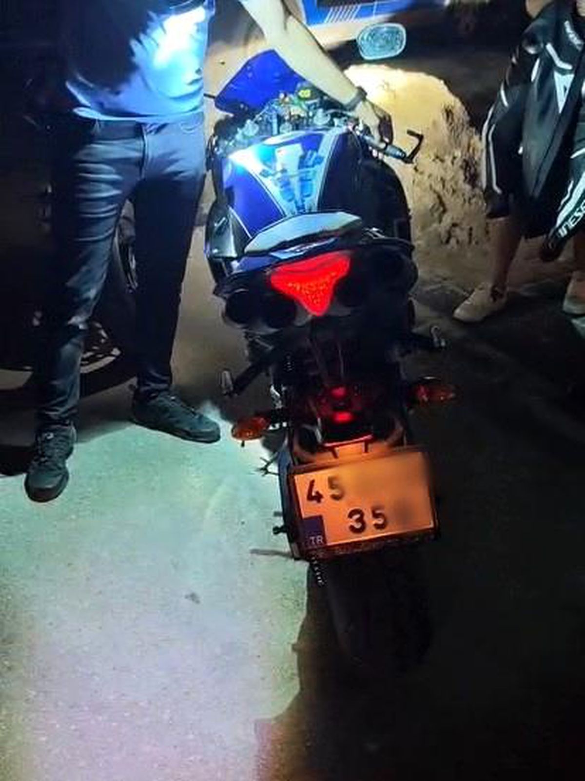 Salihli'de trafik polisleri tarafından abartı egzozlu motosiklete ceza kesilmesi.