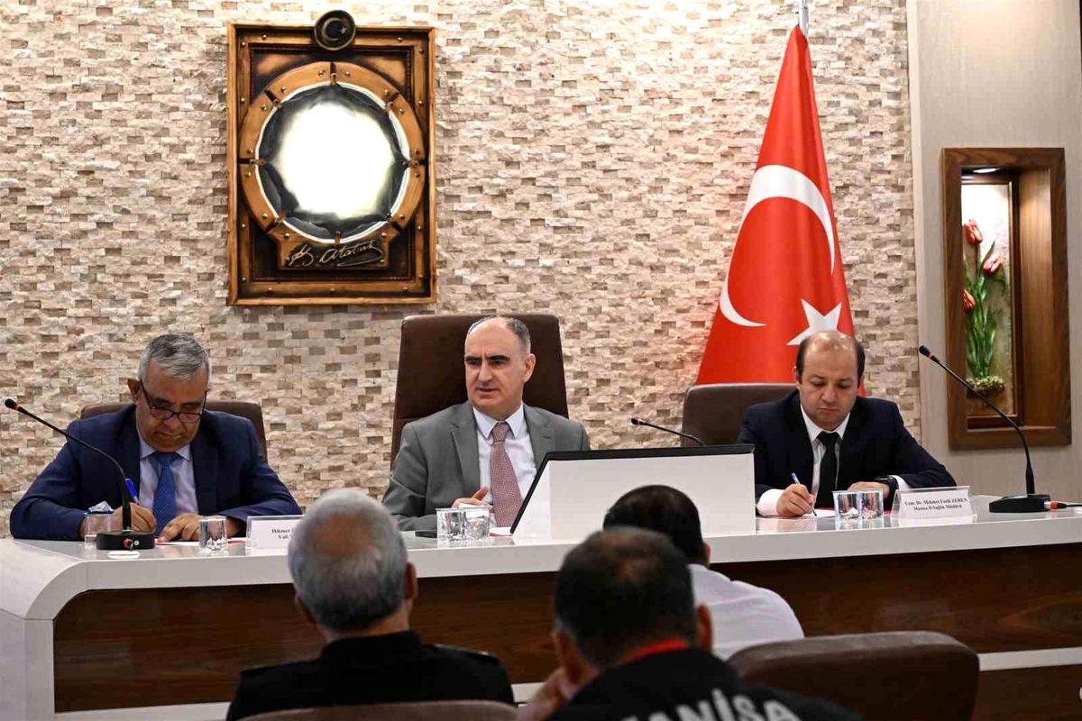 Manisa Valisi Vahdettin Özkan ve kurul üyeleri toplantı masasında