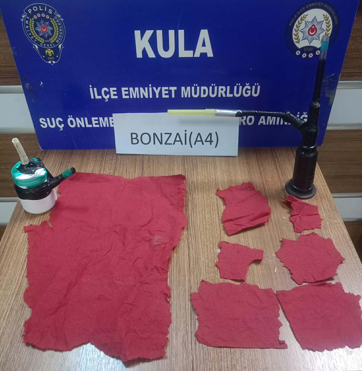 Kula'da polis operasyonlarında 10 gözaltı, 6 tutuklama