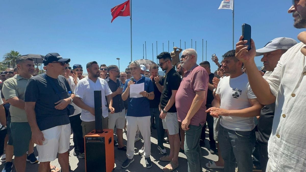 Marmaris Kapalı Çarşı esnafının belediye düzenlemelerine tepki gösterdiği protesto.