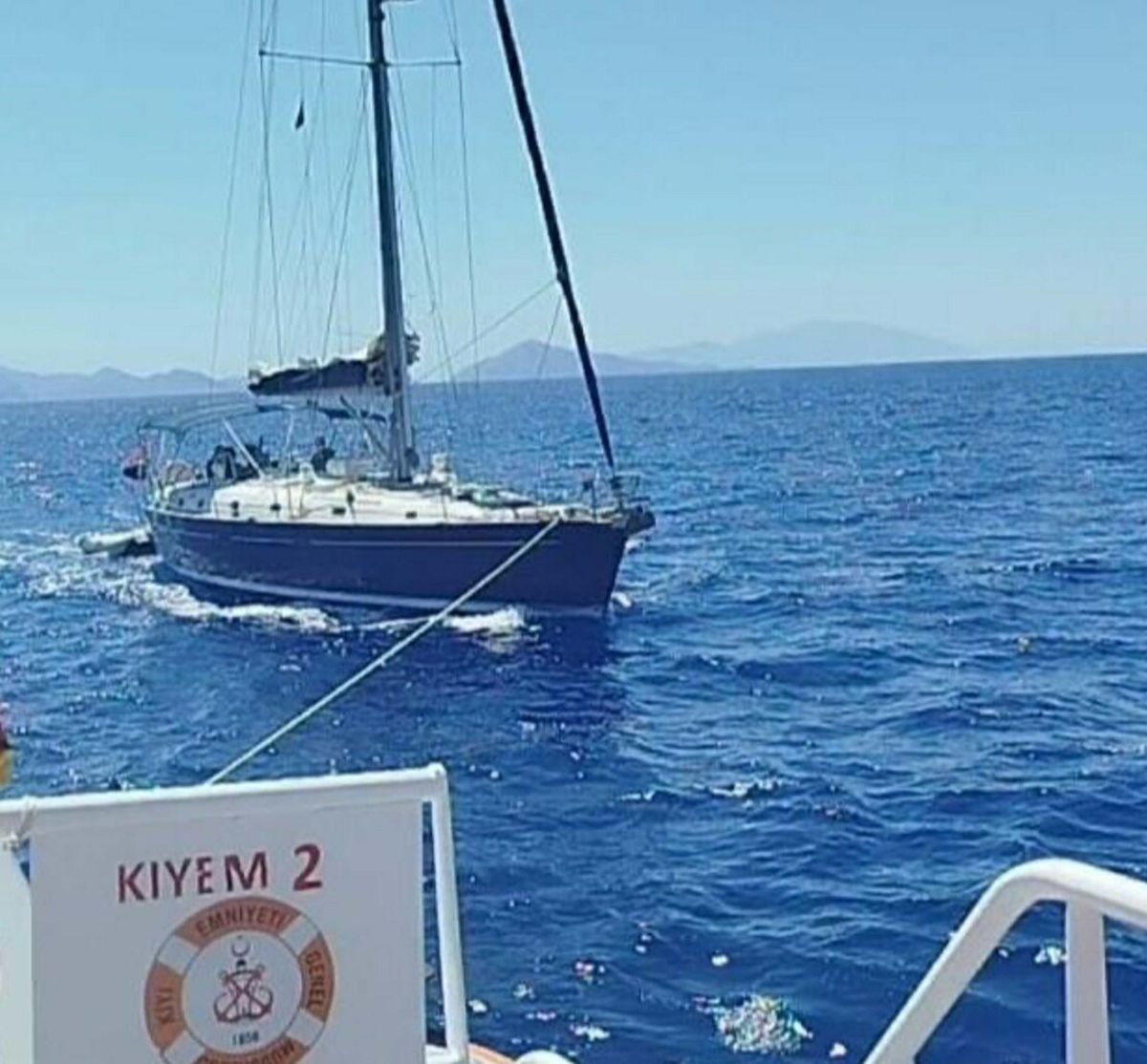 Marmaris'te makine arızası nedeniyle sürüklenen tekne kurtarıldı