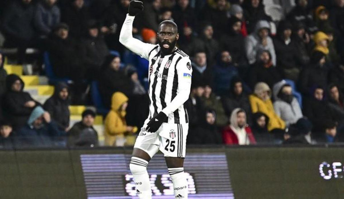 Arthur Masuaku'nun futbol sahasında çekilmiş bir fotoğrafı.