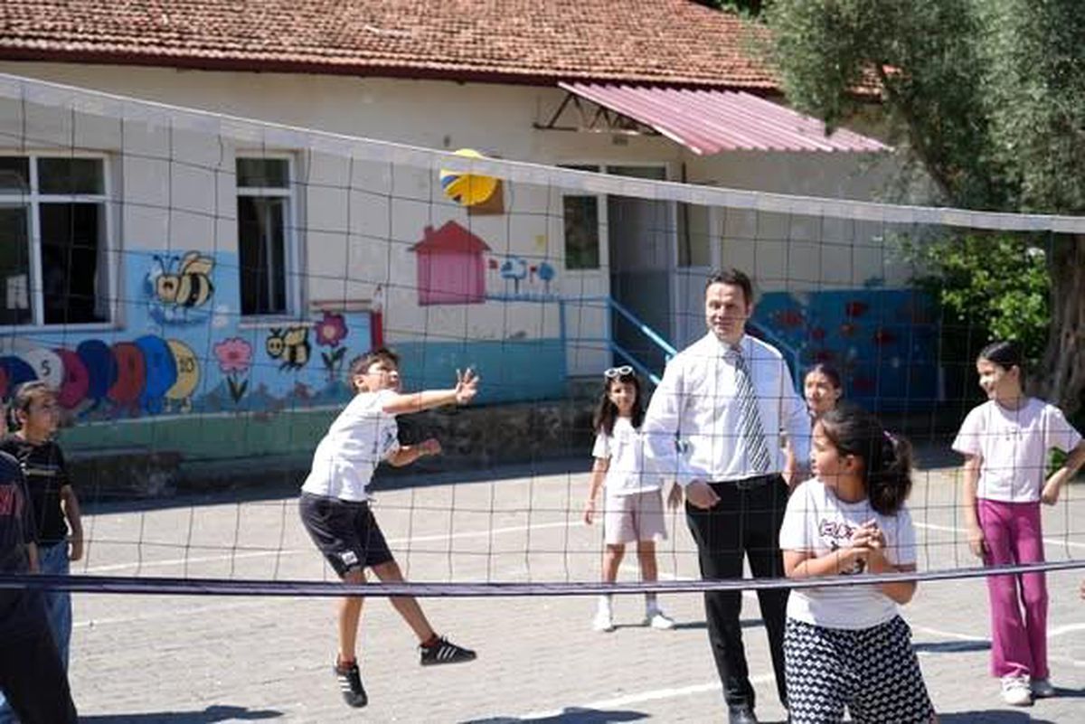 Muğla'da öğrenciler, karne öncesi okul bahçesinde düzenlenen sanatsal ve sportif etkinliklere katılıyor.