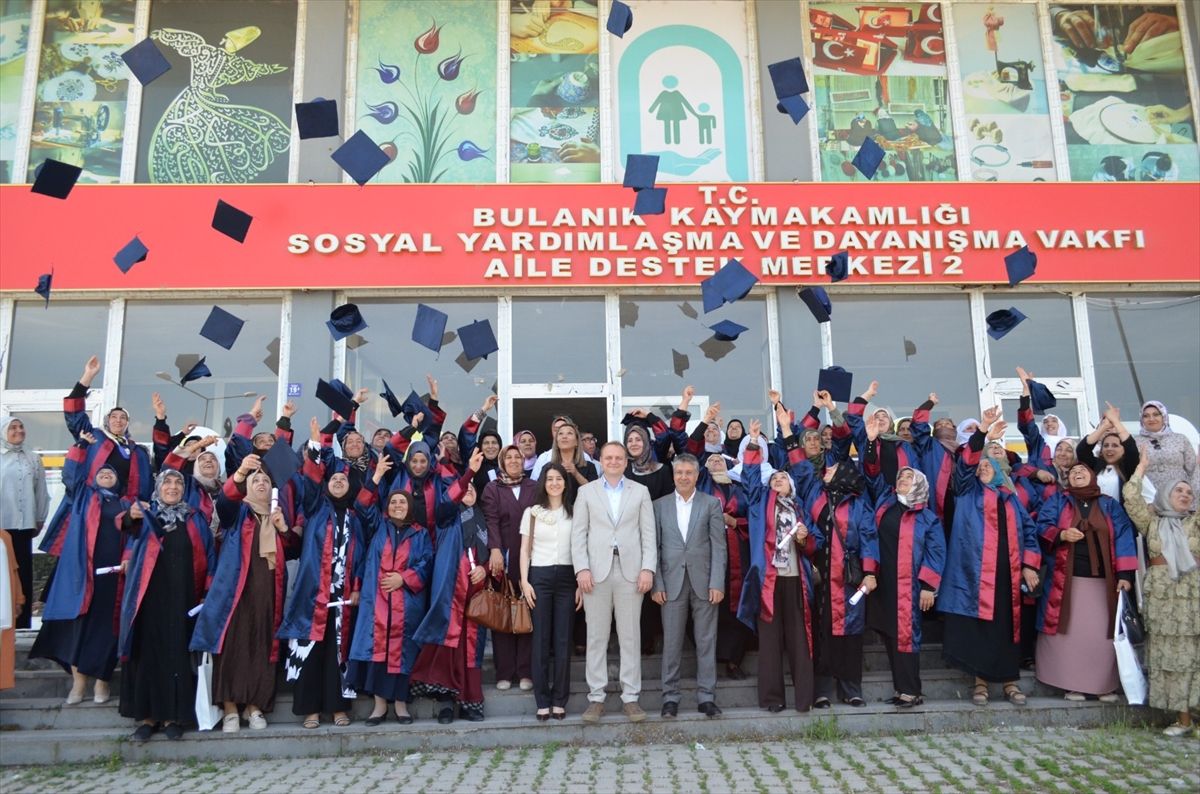 50 kadın okuma yazma kursunu cübbe ve keplerle kutladı