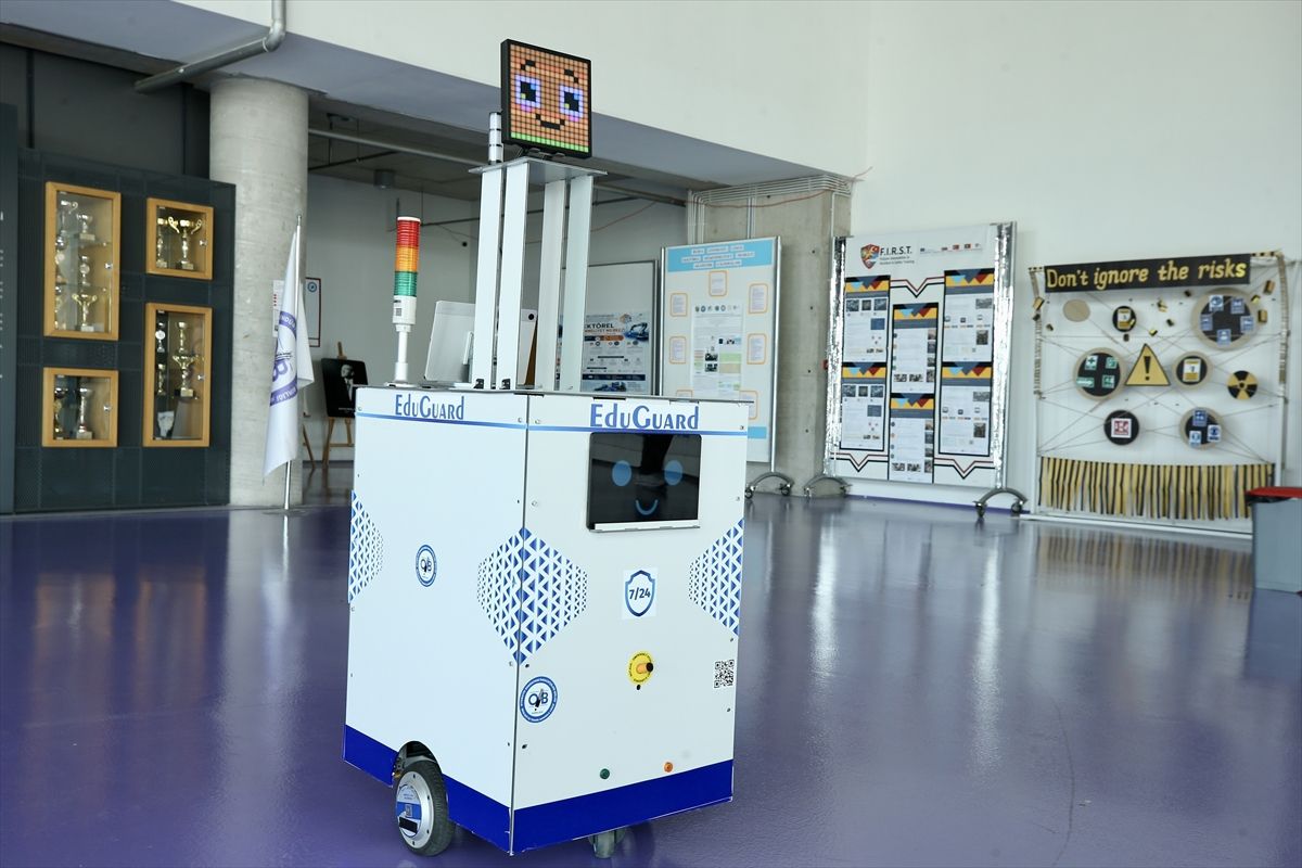 Öğrencilerin geliştirdiği otonom robot, idarecilere okuldaki olumsuz durumları iletiyor