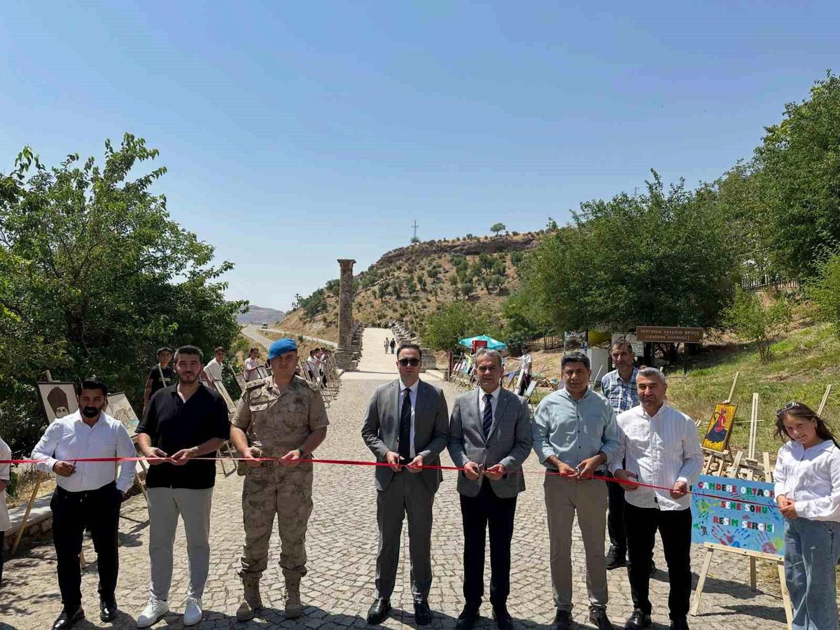 Cendere Köprüsü önünde düzenlenen resim sergisinden bir görünüm