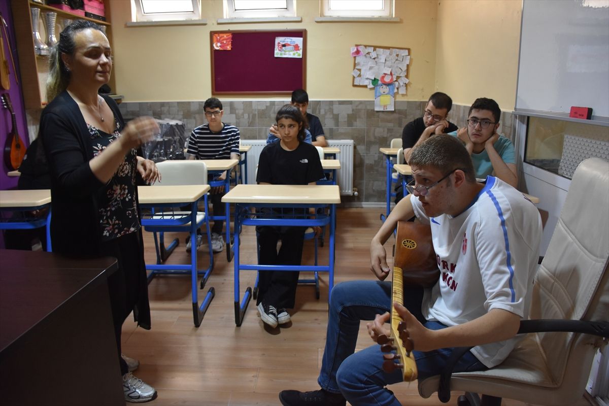 Özel gereksinimli Mehmet'in elinden kemençe düşmüyor