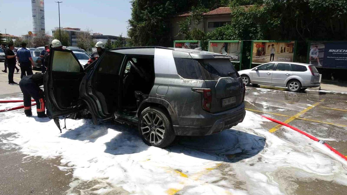 Malatya'da yanan aracın görüntüsü