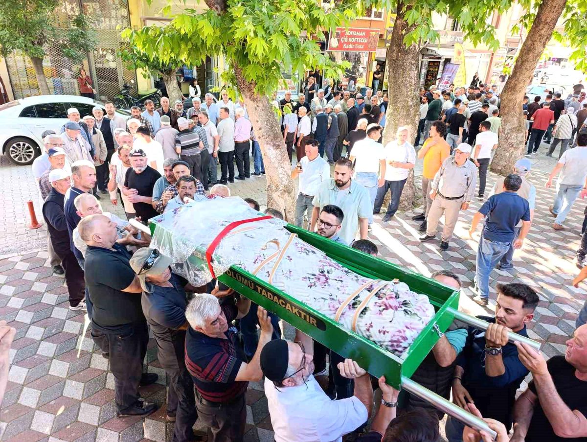 Park halindeki otomobilde ölü bulunan genç kız toprağa verildi